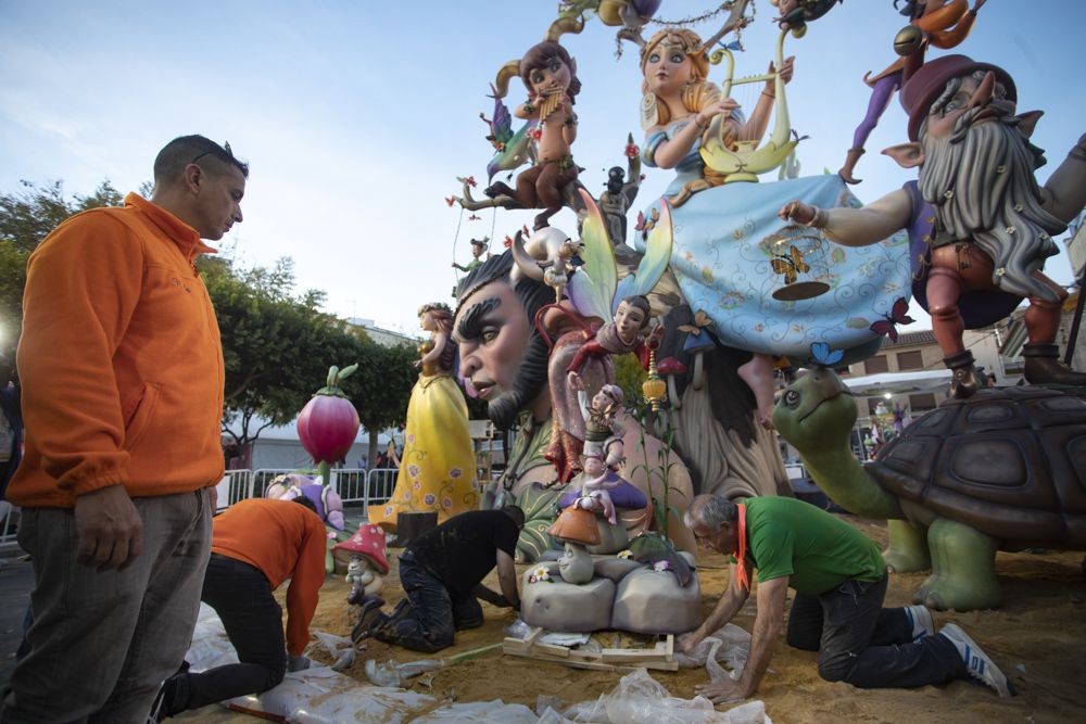 Trabajo en equipo al estilo fallero en la Plantà de las fallas de Sagunt