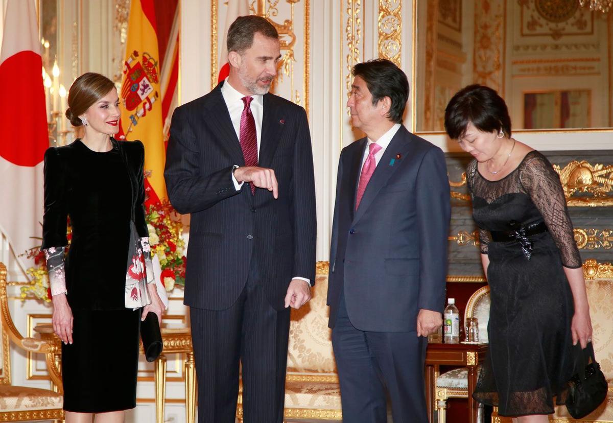 Letizia Ortiz con un espectacular vestido negro