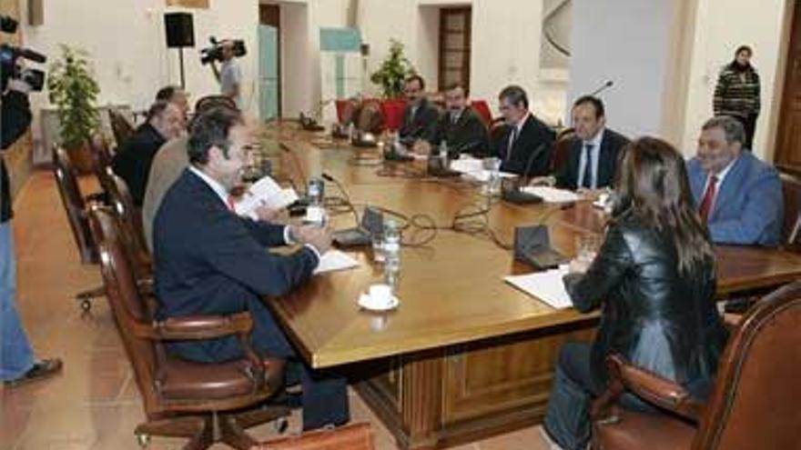 La Mesa de la Agricultura analiza los sectores del vino, tomate, tabaco y ovino