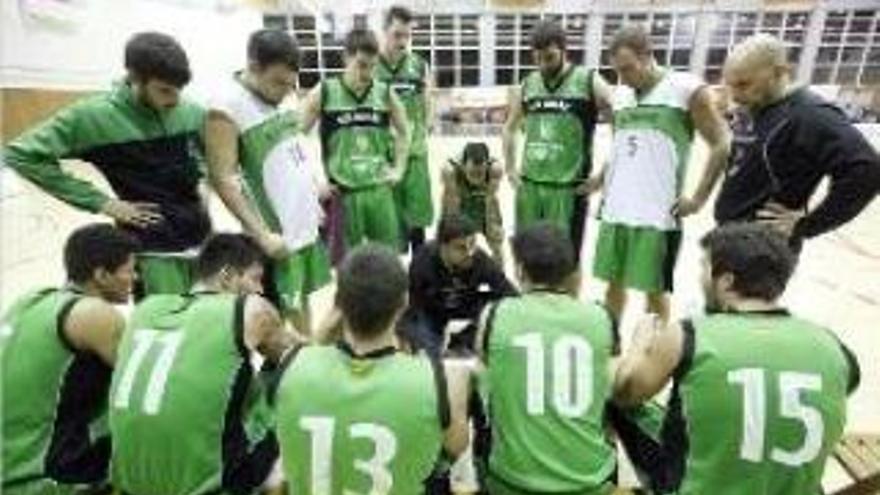 Albert Brea dóna instruccions durant l&#039;últim derbi entre Quart i Salt.