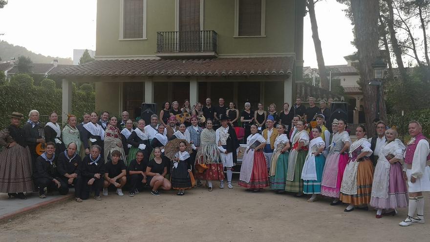 Navajas disfruta con el Grup de Danses de Quart de Poblet