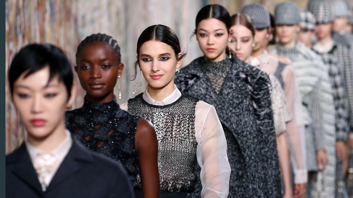 Desfile de la colección de Alta Costura otoño-invierno 2021-2022 de Christian Dior en París