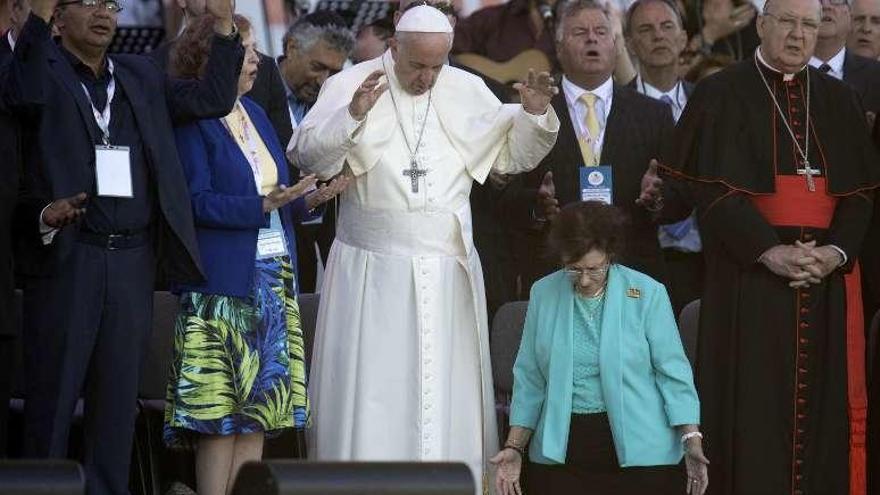 El Papa, durante la vigilia de ayer. // Reuters