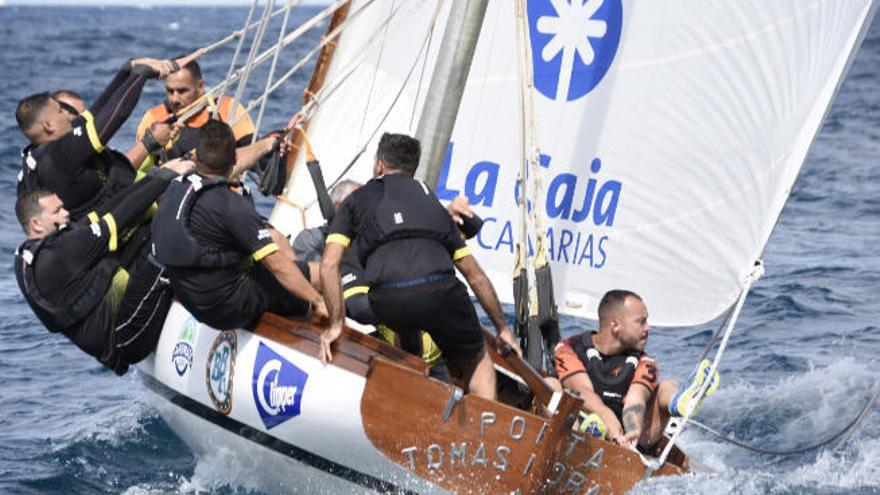 La tripulación del &#039;Poeta Tomás Morales&#039;, en pleno esfuerzo durante la regata de ayer.