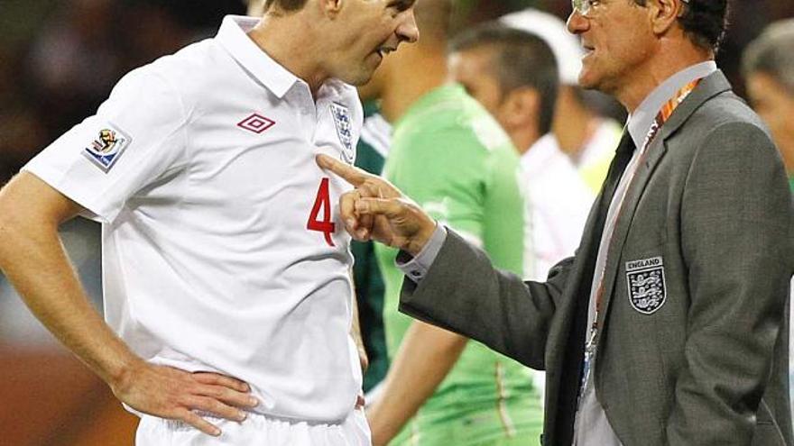 Capello habla con Gerrard durante el partido.