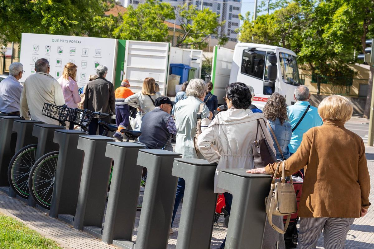 Colas en un ecoparque móvil de Castelló en una imagen de archivo.