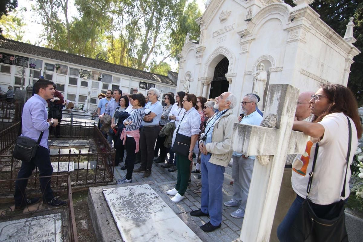 Los cordobeses acuden a los cementerios en la festividad de Todos los Santos