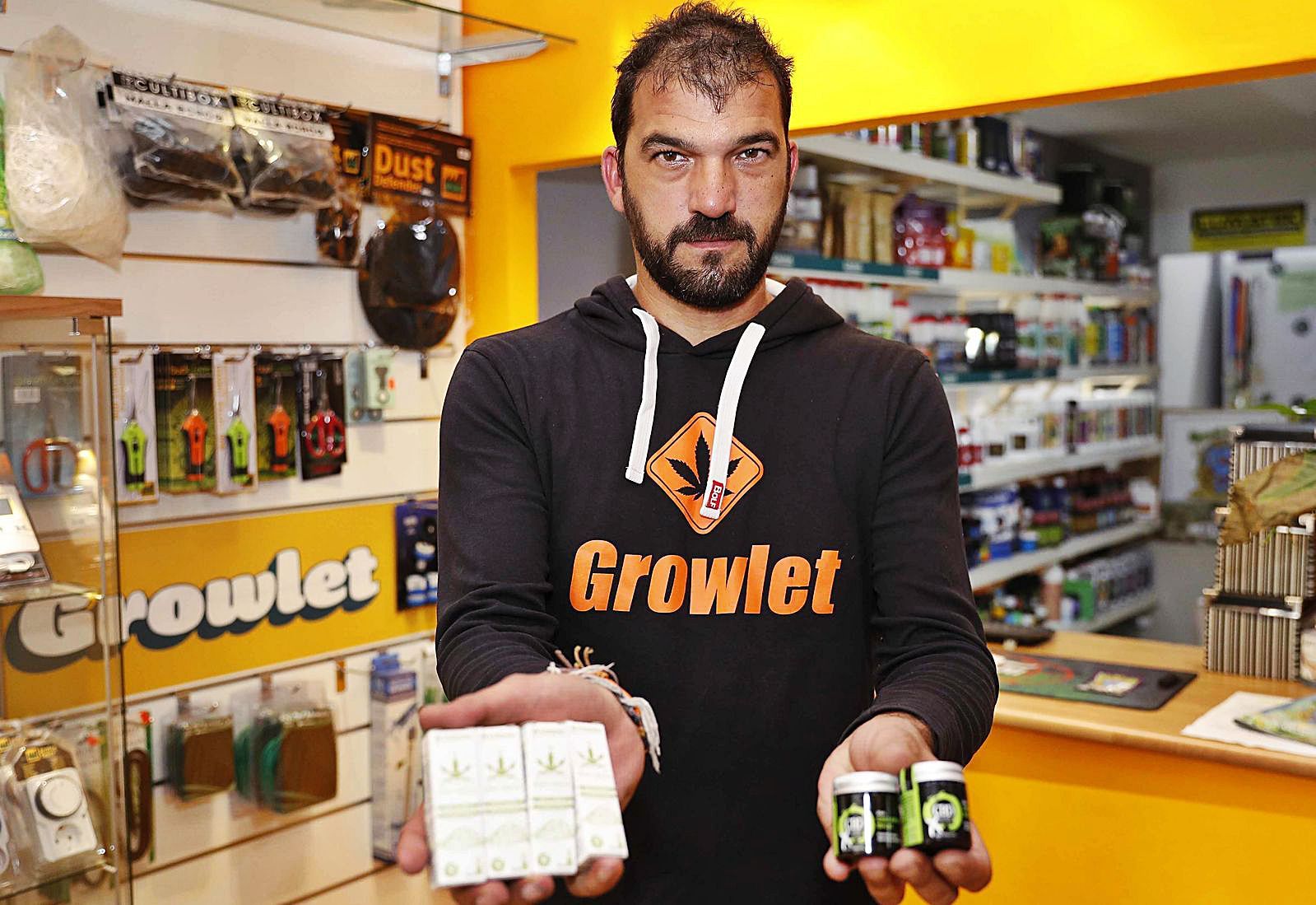 Fernando Álvarez, deGrowlet, con productos CBD.