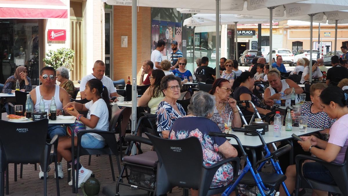 Una terraza de un bar de Alzira.