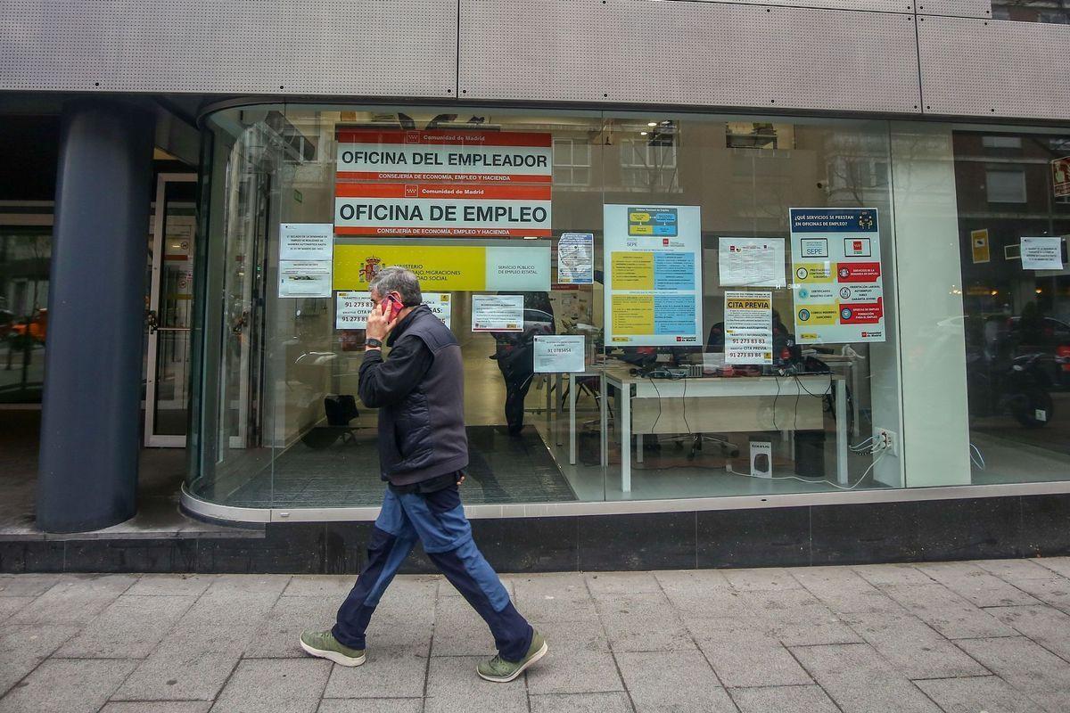 Un hombre pasa frente a una oficina de empleo.