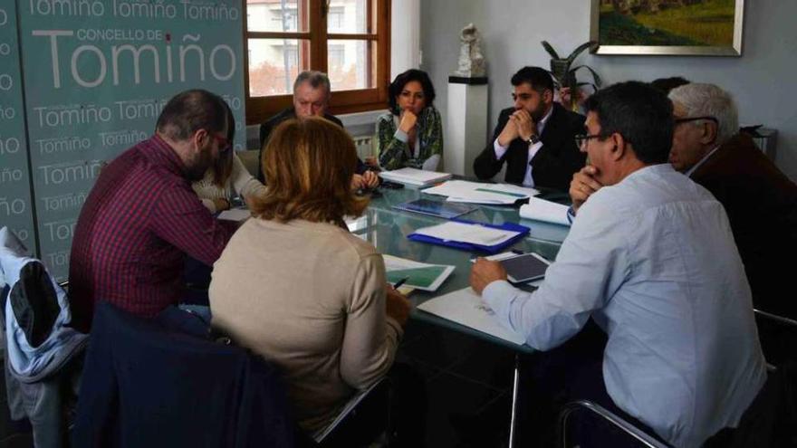 Uxío Benítez, alcaldesa, alcaldes y representantes de los Concellos, en la reunión. // D.P. / J.V.