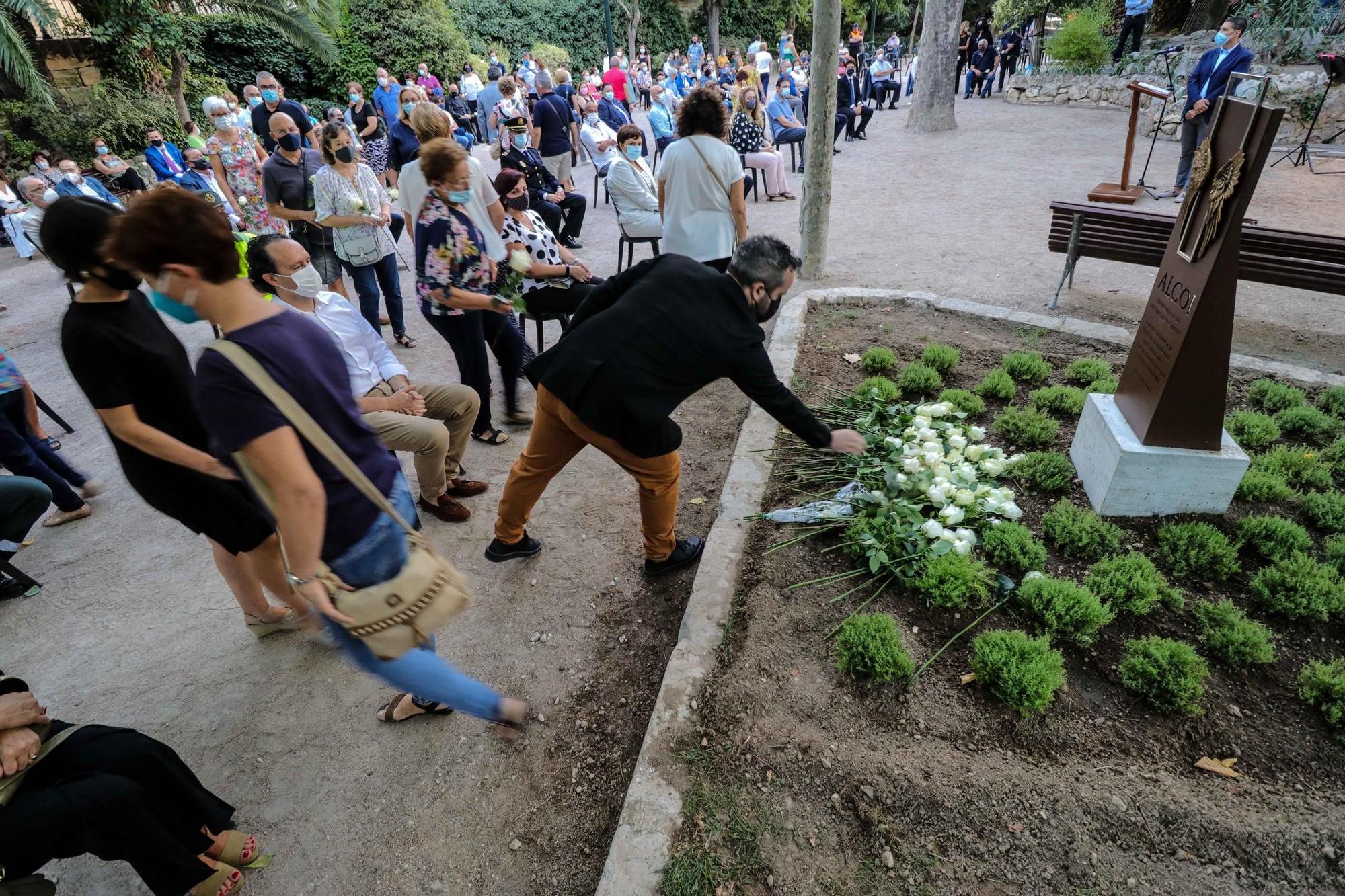 Alcoy homenajea a los 81 fallecidos a causa de la Covid 19