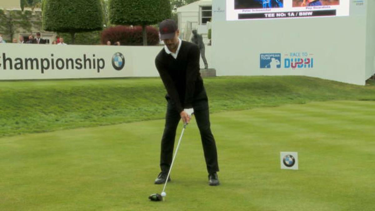 Guardiola muestra sus habilidades jugando al golf