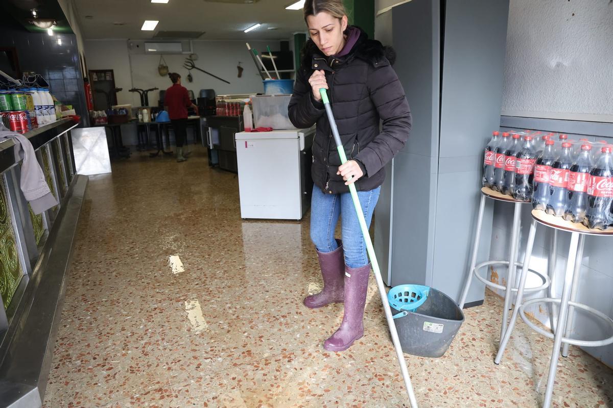 Vecinos de Cogullada limpian en barro de sus casas tras la inundación Vecinos de Cogullada limpian en barro de sus casas tras la inundación