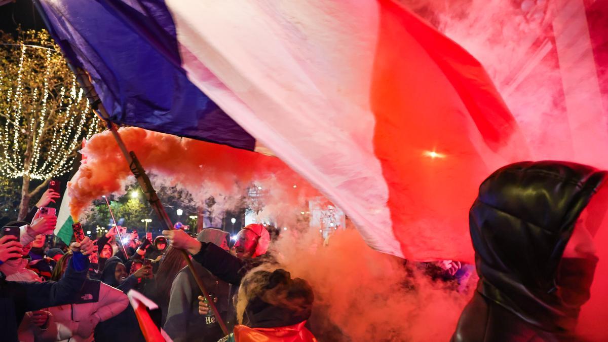 Miles de hinchas festejan en varias ciudades el pase de Francia a la final.