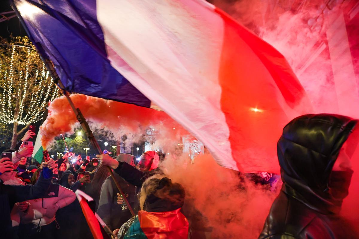 Miles de hinchas festejan en varias ciudades el pase de Francia a la final.