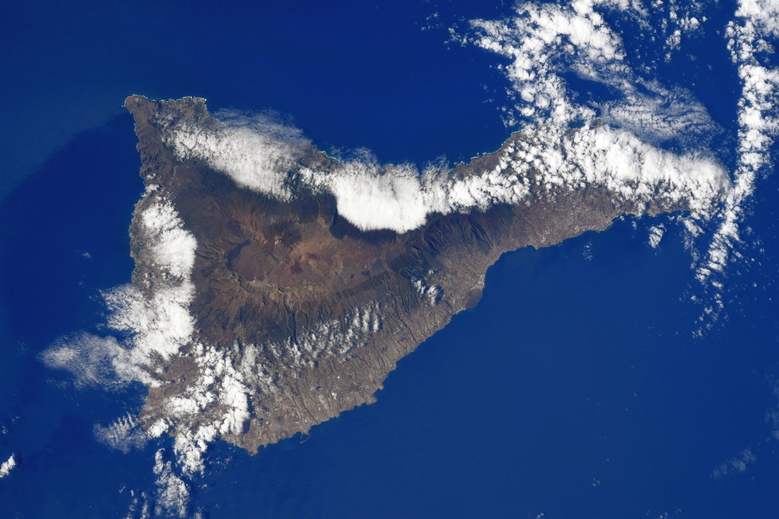 Tenerife entre las nubes desde la Estación Espacial Internacional por el astronauta danés de la ESA Andreas Mogensen.