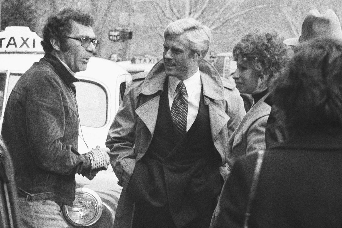 El director de cine Sydney Pllack (a la izquierda), junto a los actores Robert Redford y Barbra Streisand, en el rodaje de la película Tal como éramos, en Nueva York, en noviembre de 1972.