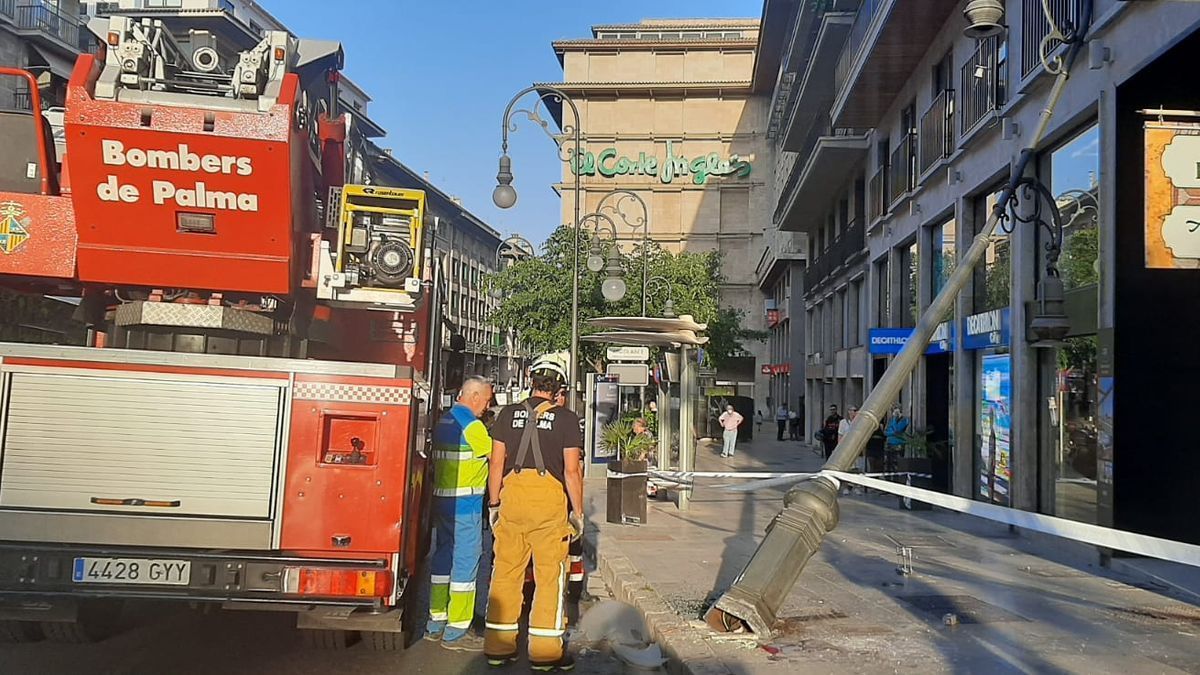 Un bus se lleva por delante una farola en la calle Jaime III de Palma