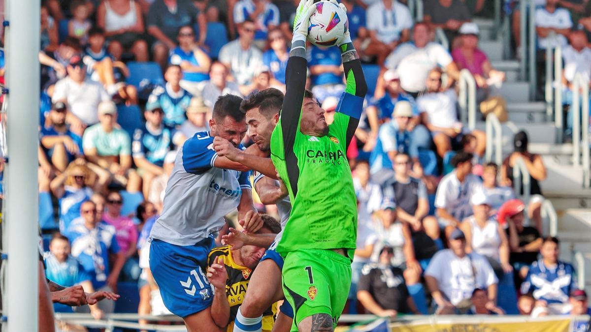 Cristian Álvarez, muy sólido por arriba, atrapa un balón en un córner.