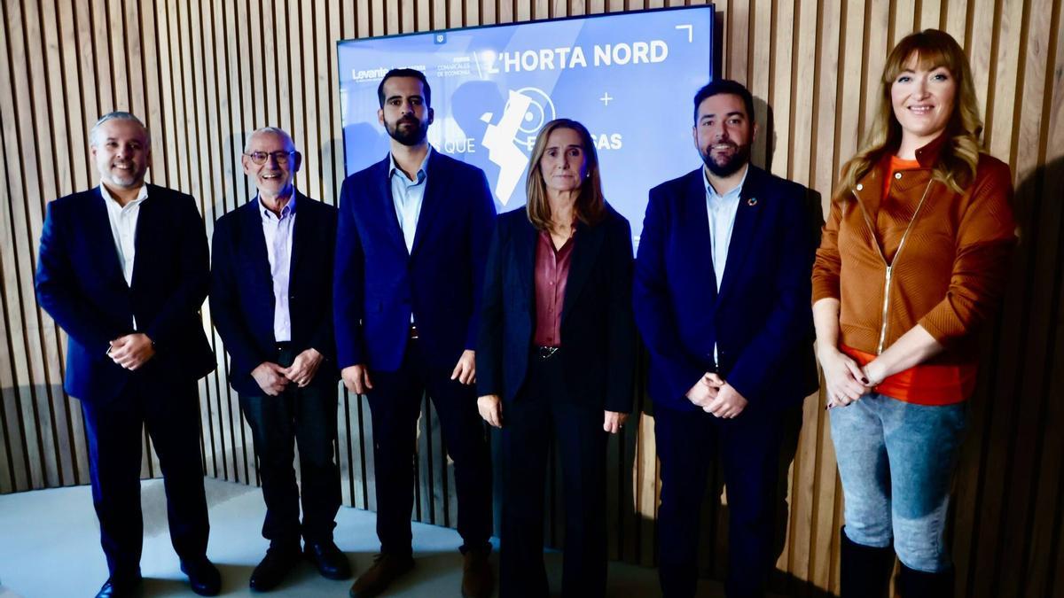 Los participantes posan antes del coloquio. De izda. a dcha.: José Francisco Machado, Miguel Chavarría, Pablo Mellado, asun Roselló, Francisco López y la moderadora, Bea Carrascosa.