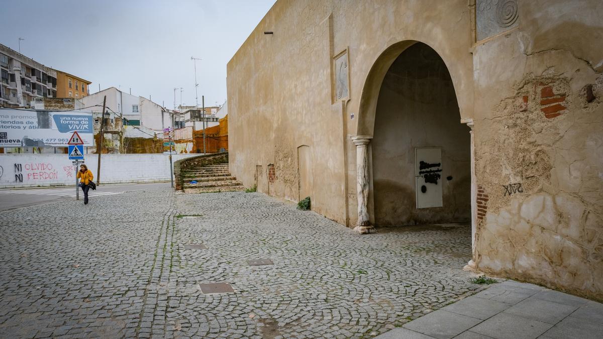 Puerta Trinidad con los desperfectos en la pared y pintadas.