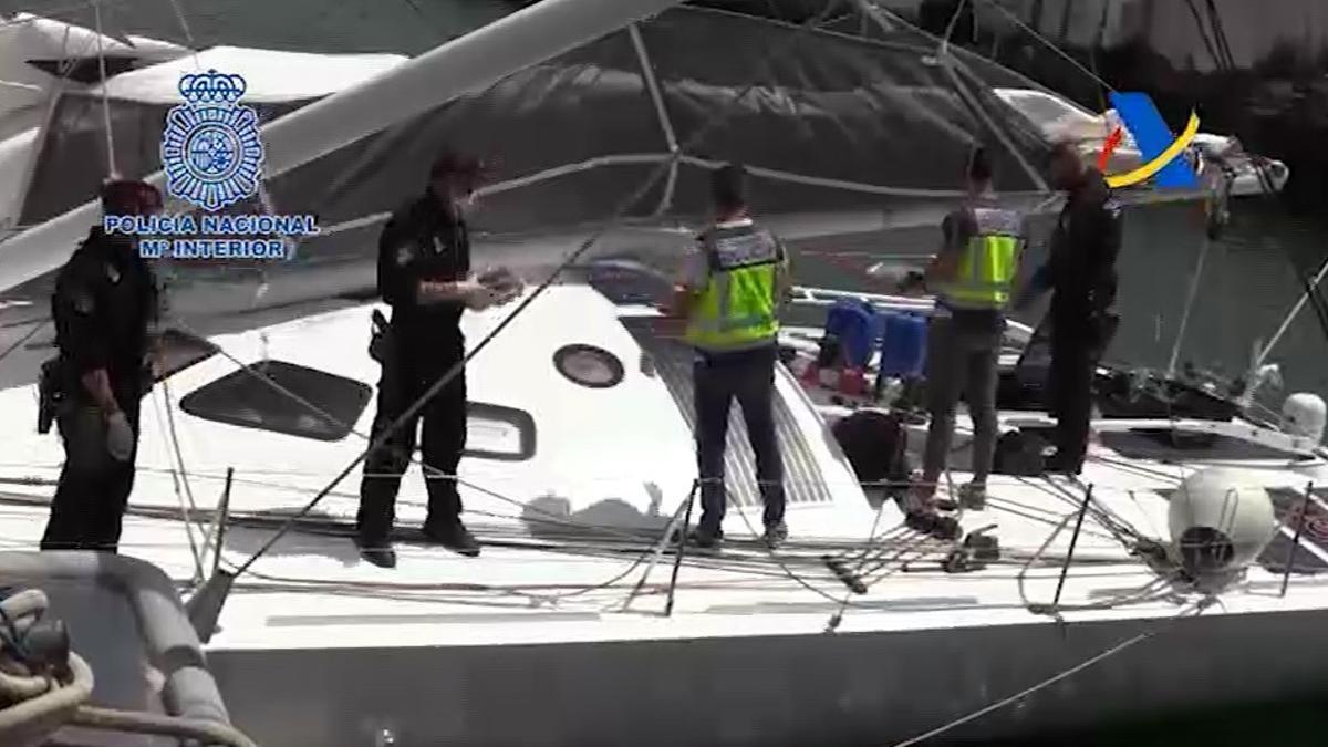 Intervención de agentes de la Agencia Tributaria y la Policía Nacional en medio del Atlántico.