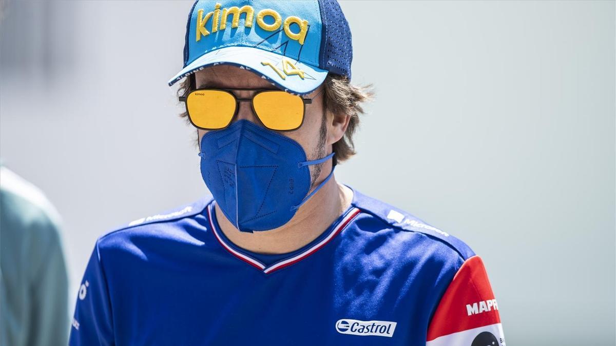 Fernando Alonso, en el 'paddock' de Montmeló.