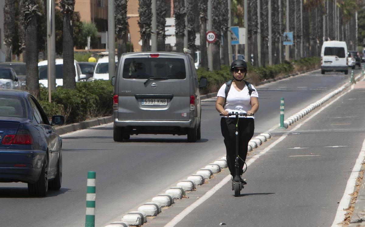 Una usuaria de la red ciclopeatonal de Sagunt.