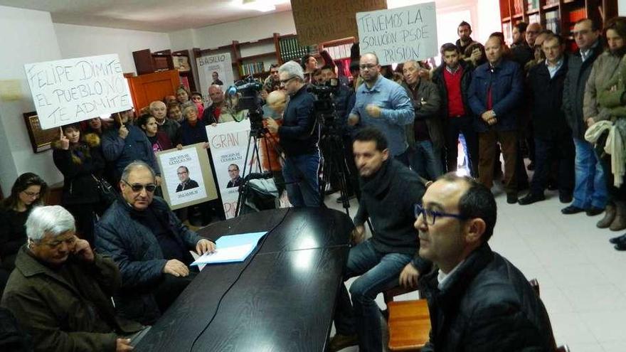 Ambiente que presentó ayer el salón de plenos del Ayuntamiento de El Cubo durante el desarrollo de la moción de censura.