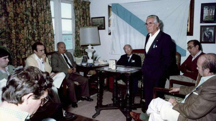 Presentación do comité do PG no Grove, en 1984, con Xacobe Barral (4º d.) e Chesqui (2º i.). // Chesqui