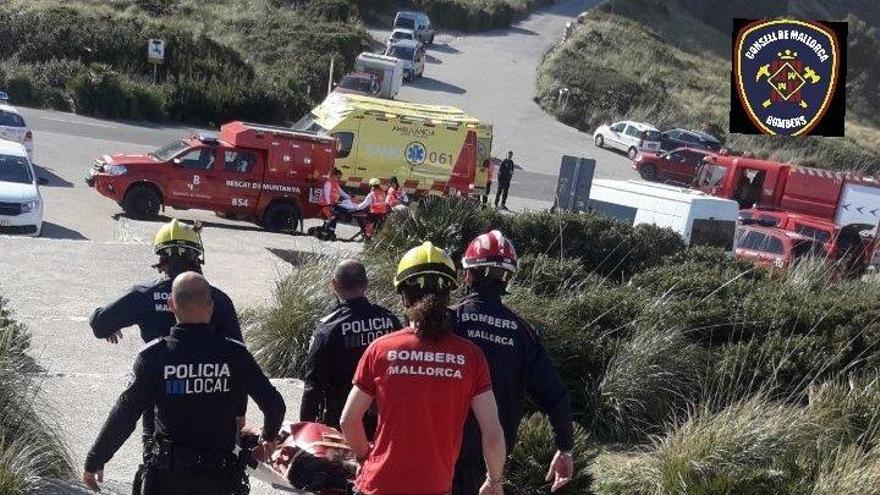 Bomberos durante un rescate de montaÃ±a en Mallorca.