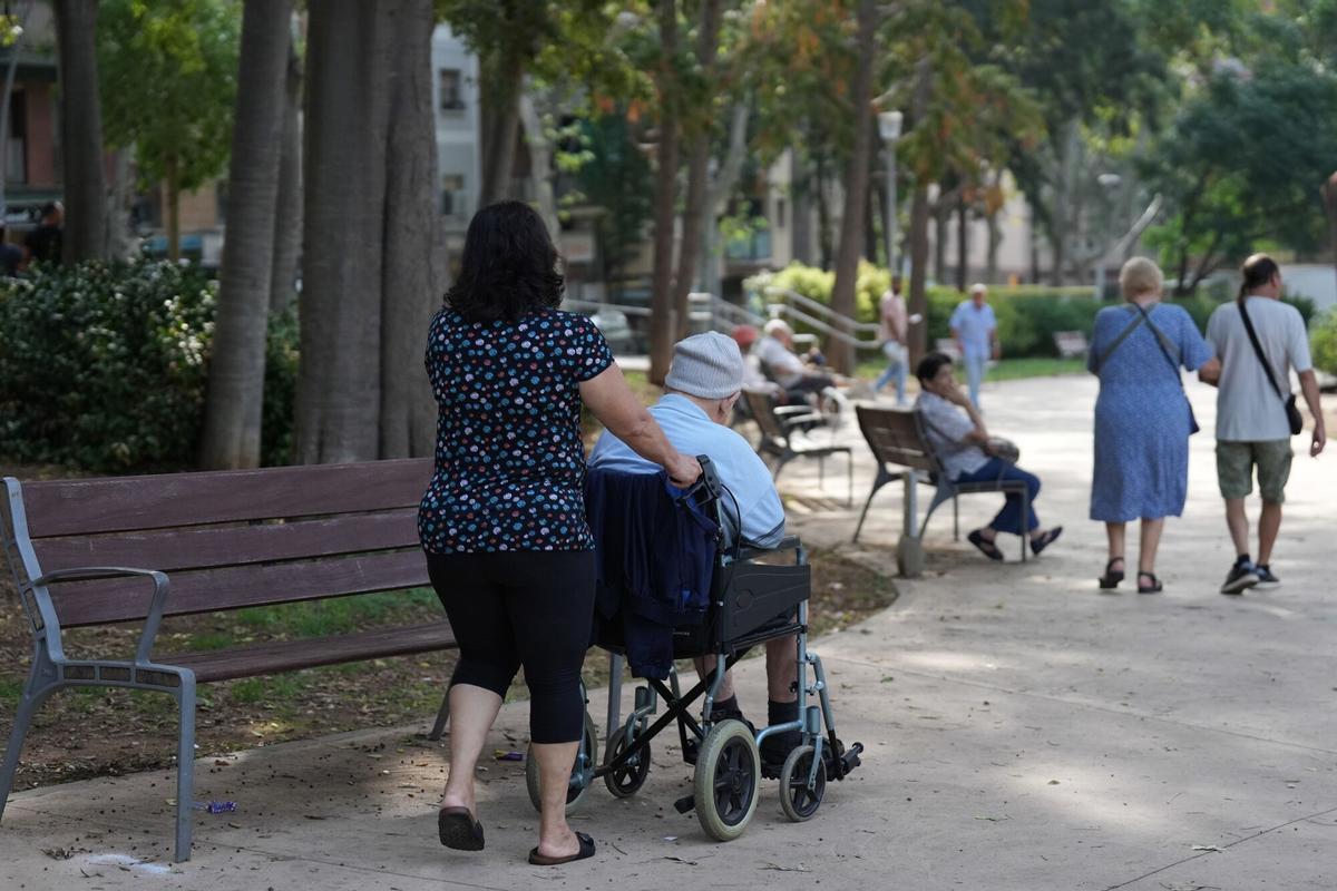 Hacienda lanza el beneficio de 2.300 euros para el cuidado de mayores de 65 años: si los ascendientes superan los 75 años, la cifra asciende hasta los 2.550 euros