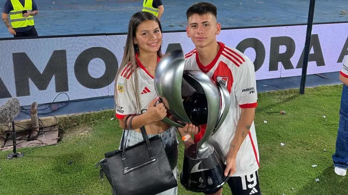 Claudio Echeverri, junto a su pareja, Melissa Fernández