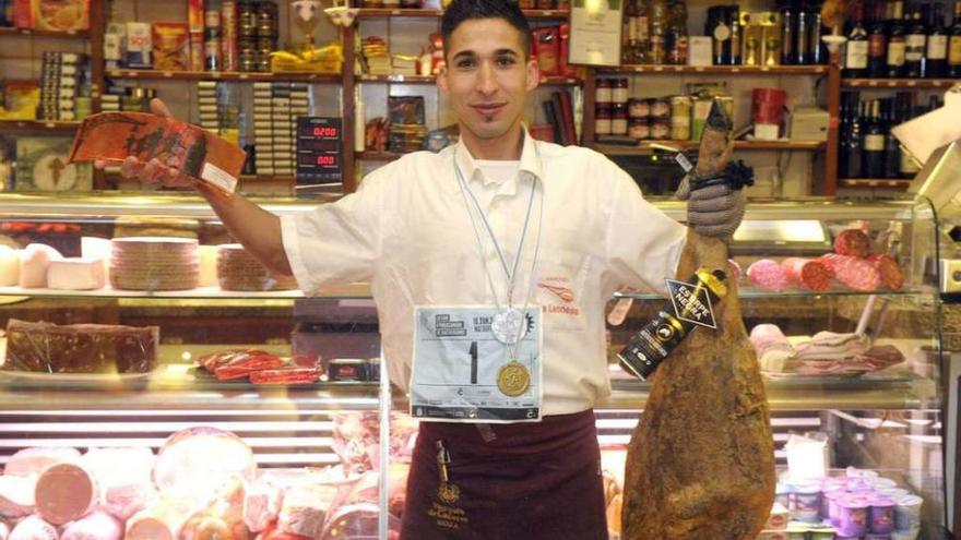 Abdelaziz Fatihi, con un jamón en La Leonesa y un dorsal con el número uno.