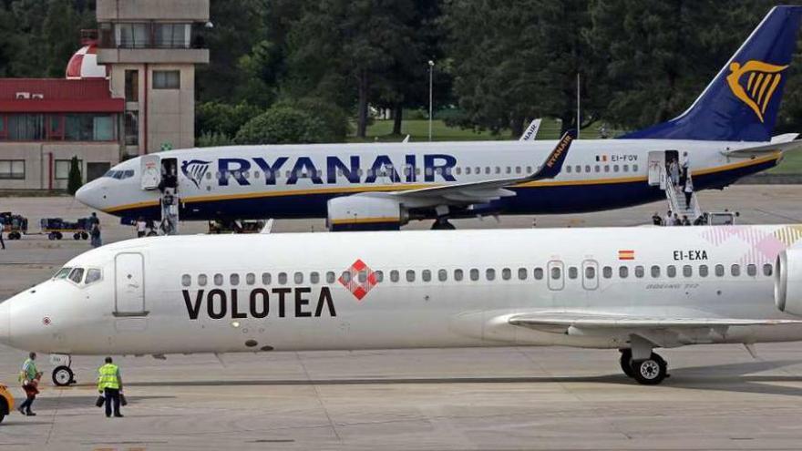 El avión de la aerolínea Volotea de Valencia junto a otro de la compañía Ryanair. // Marta G. Brea