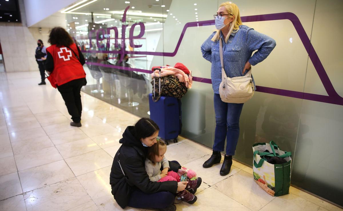 En la foto Diana y su hija Alyna que van a Málaga y llevan 10 días de viaje.