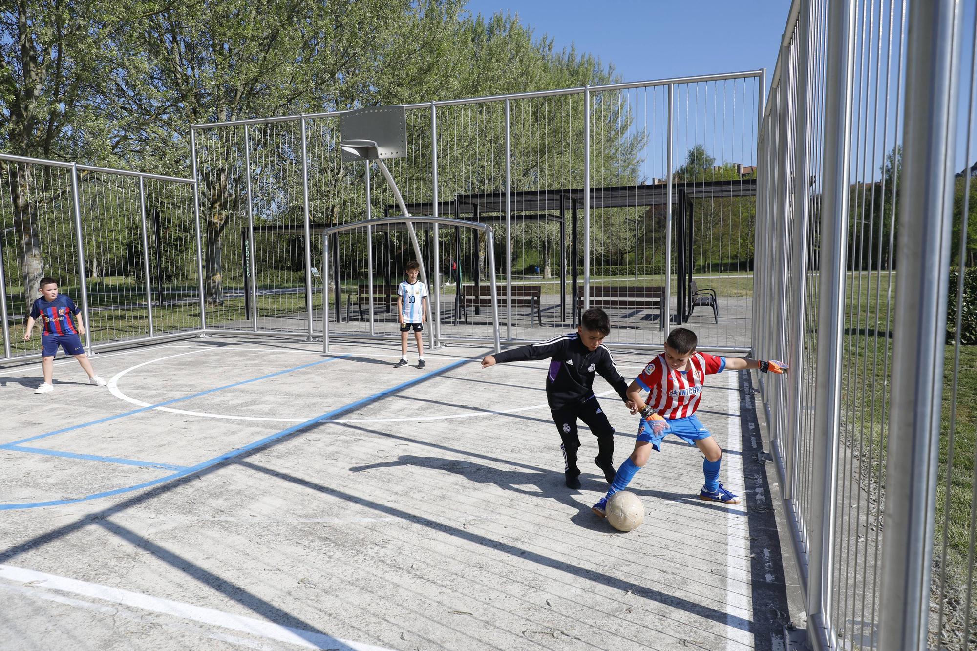 En imágenes: Nuevas diversiones en los parques de Gijón: así disfrutan los pequeños de las novedades en las zonas infantiles