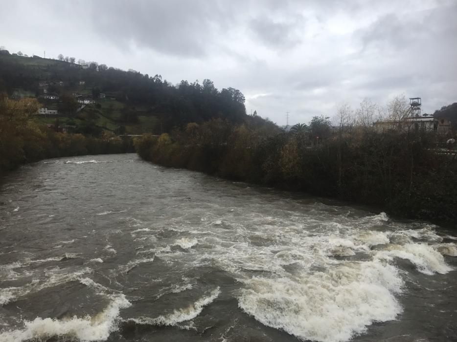 El Nalón, crecido en El Entrego