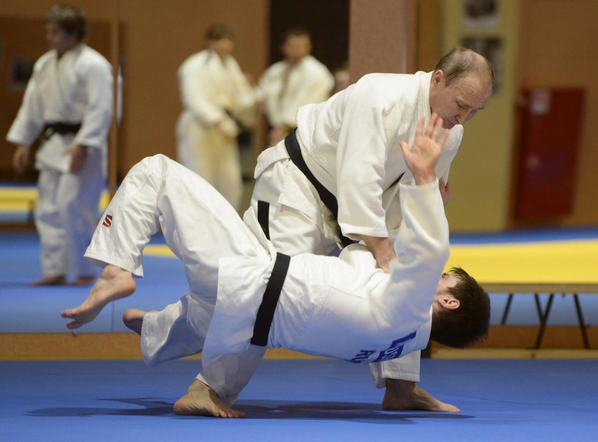 El presidente ruso, Vladimir Putin en una exhibición del equipo nacional de judo en Sochi, Rusia, el 8 de enero del 2016.