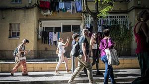 Miembros de la Asociación de Vecinos y Vecinas del barrio de La Florida de L’Hospitalet pasean por las calles del distrito.