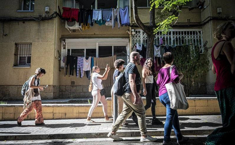 Miembros de la Asociación de Vecinos y Vecinas del barrio de La Florida de L'Hospitalet pasean por las calles del distrito.