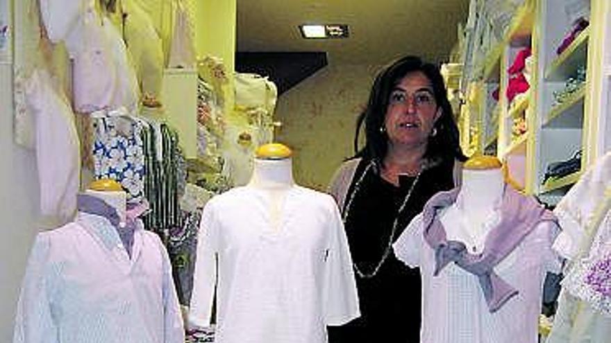 En la fotografía de la izquierda, Gema Arce, en su tienda de Villaviciosa. En la imagen superior, Carmen Nieto con algunos de sus diseños para la temporada de verano. Junto a estas líneas, la diseñadora Mónica Cordera.