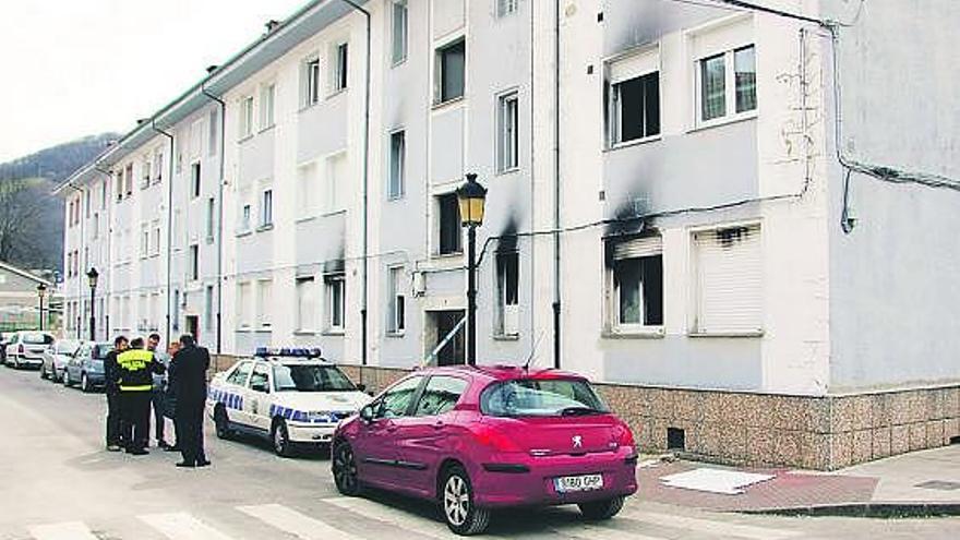 Policías y técnicos, en el exterior de las viviendas afectadas, en los días posteriores a la explosión de San Vicente.