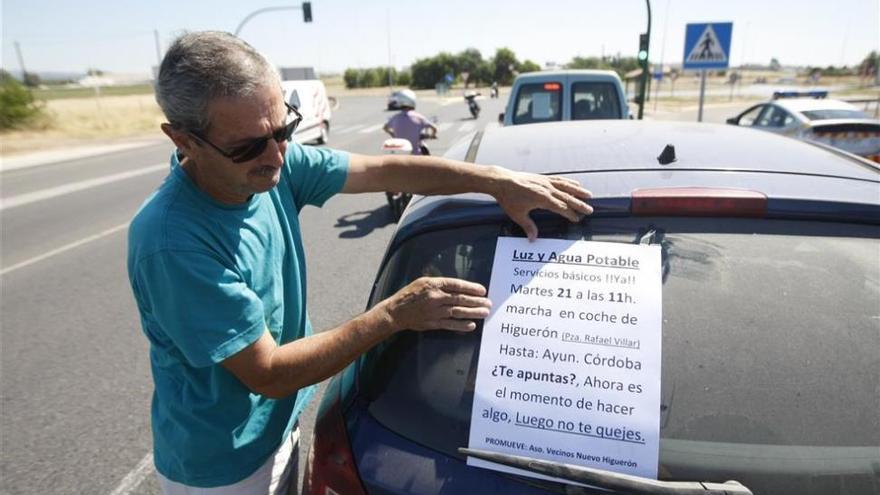 Una marcha con una treintena de vehículos reivindica luz y agua para las parcelaciones