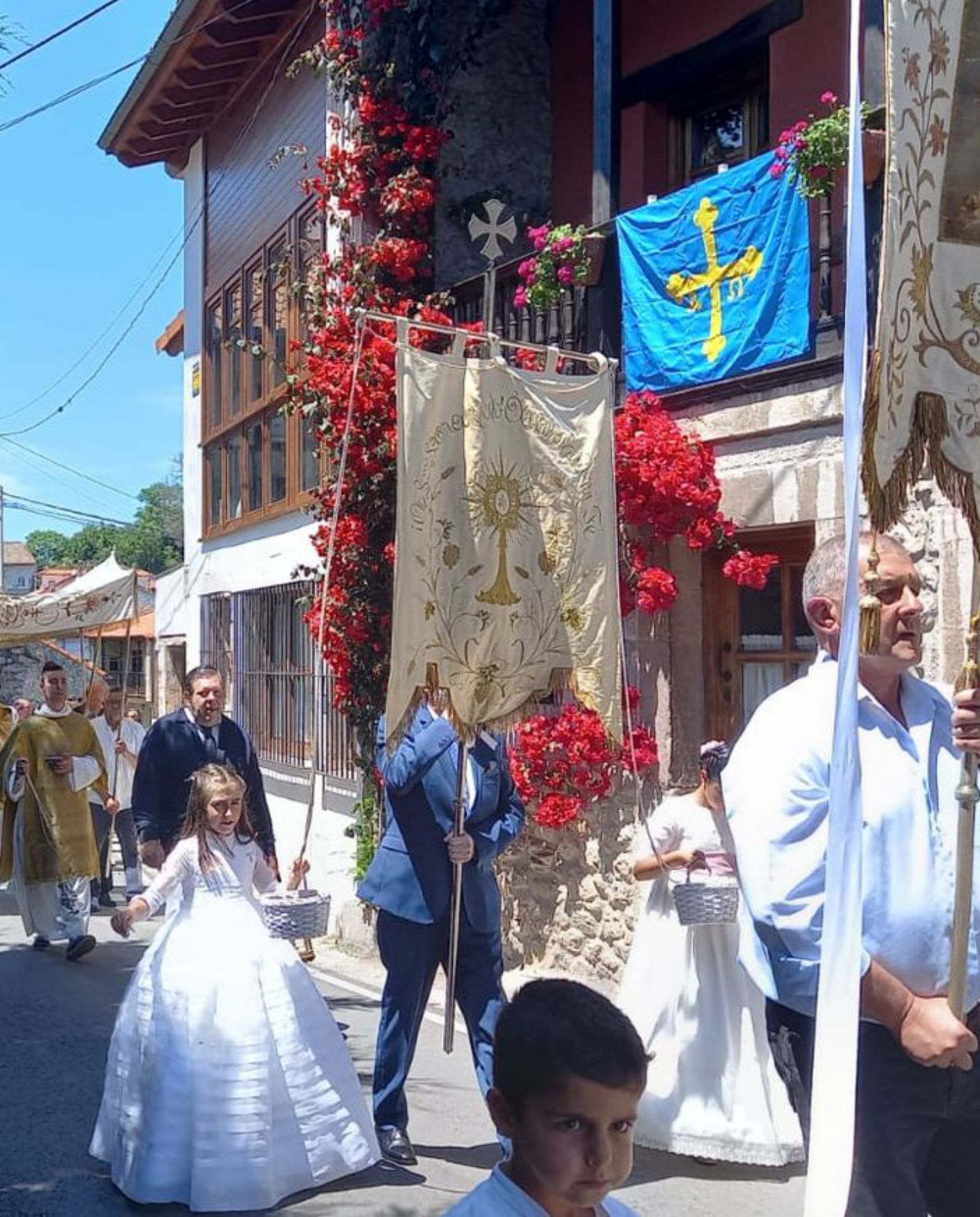 La procesión por Cue. | M. Villoria