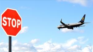 zentauroepp40218154 a ryanair aeroplane prepares to land at dublin airport in du180705125727