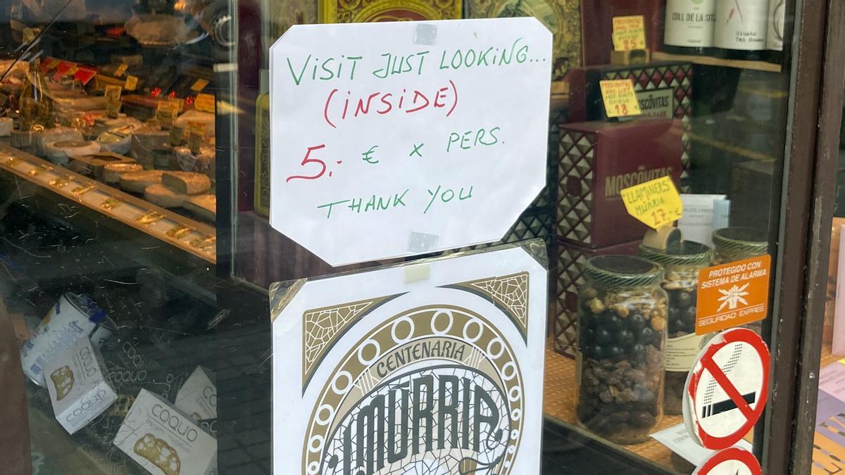 El mètode Murria: 5 euros per entrar al colmado només a mirar, per Òscar Broc El mètode Murria: 5 euros per entrar al colmado només a mirar, per Òscar Broc