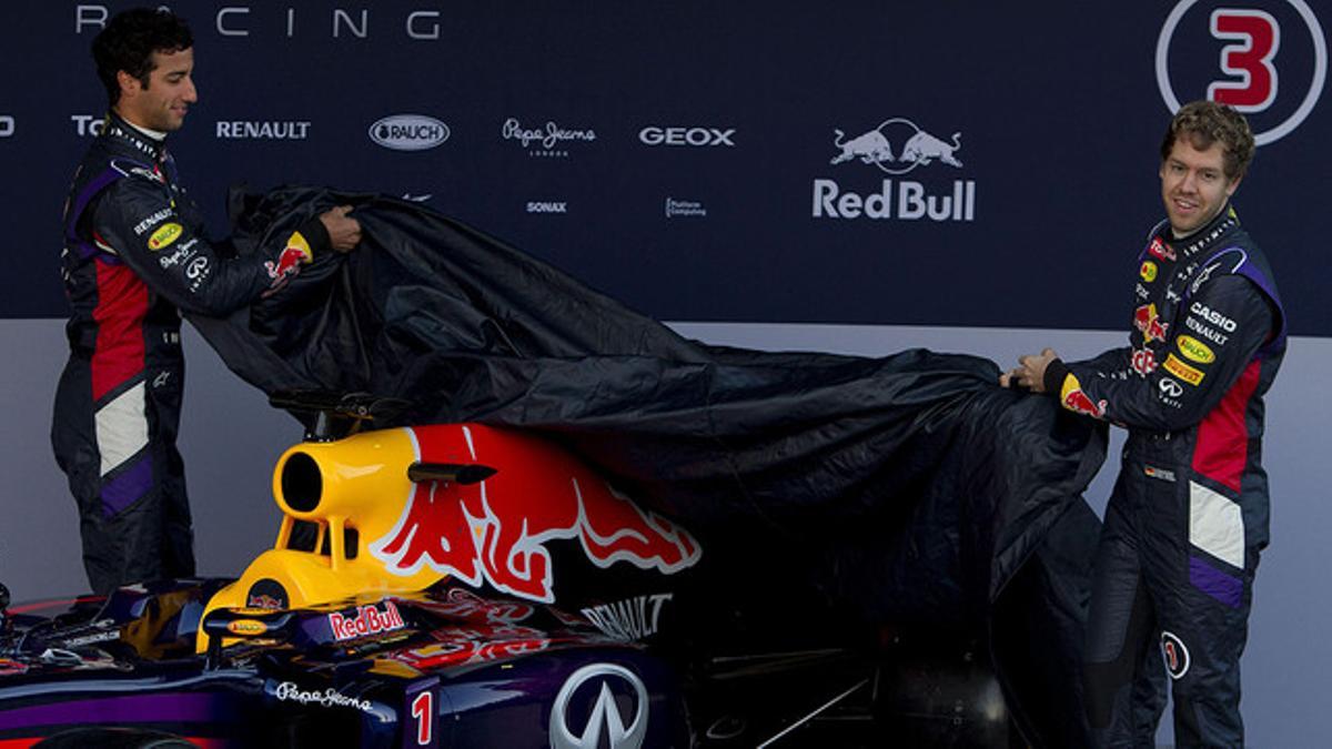 Sebastian Vettel (derecha), actual campeón del mundo, y Danielle Riccirardo descubren el nuevo monoplaza RB10 del equipo Red Bull, en el circuito de Jerez