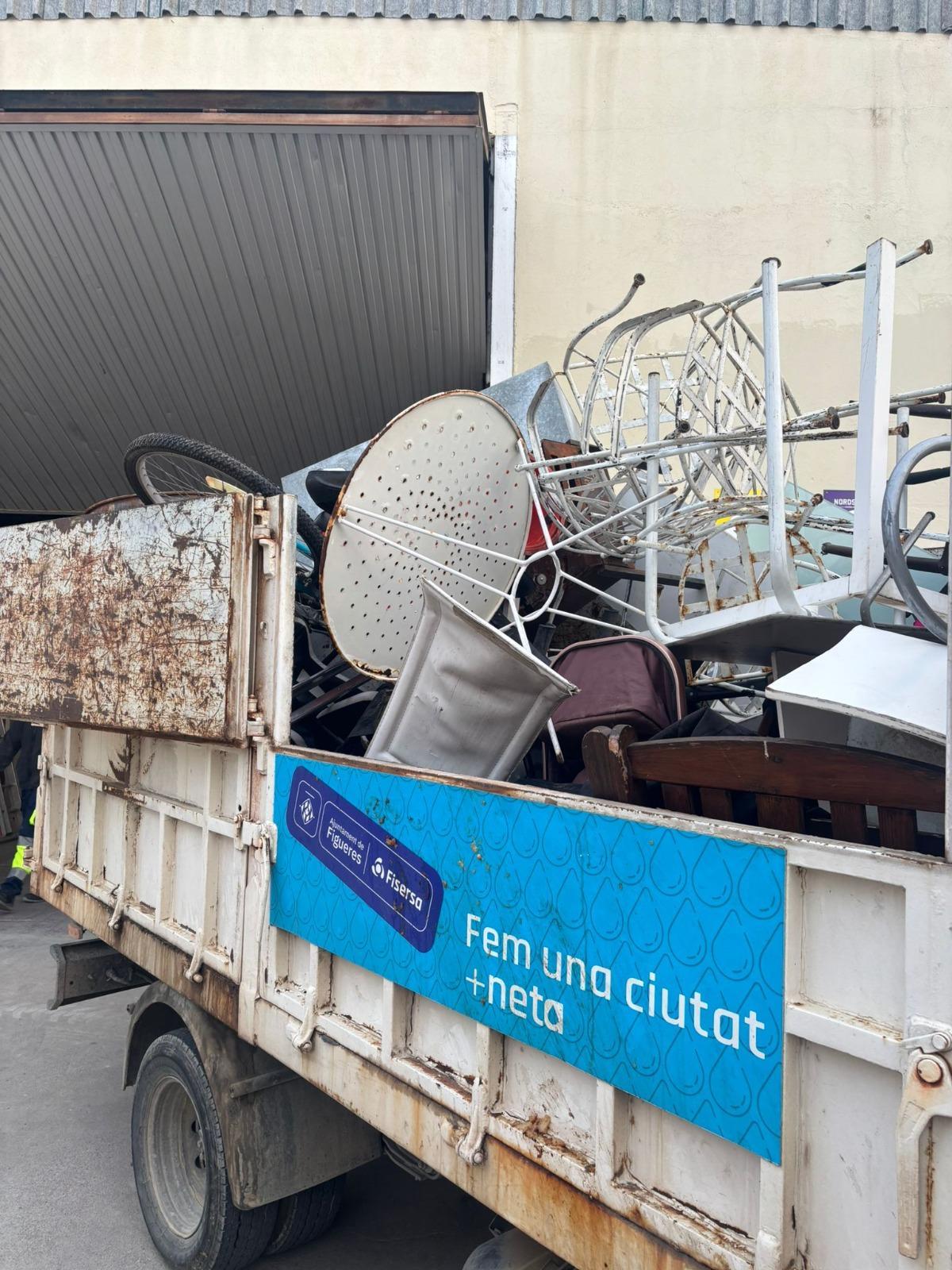 Imatges del dispositiu de retirada d'objectes abandonats als barris del Culubret i Sant Joan de Figueres